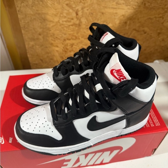 Nike Women’s Dunks - Picture 4 of 6